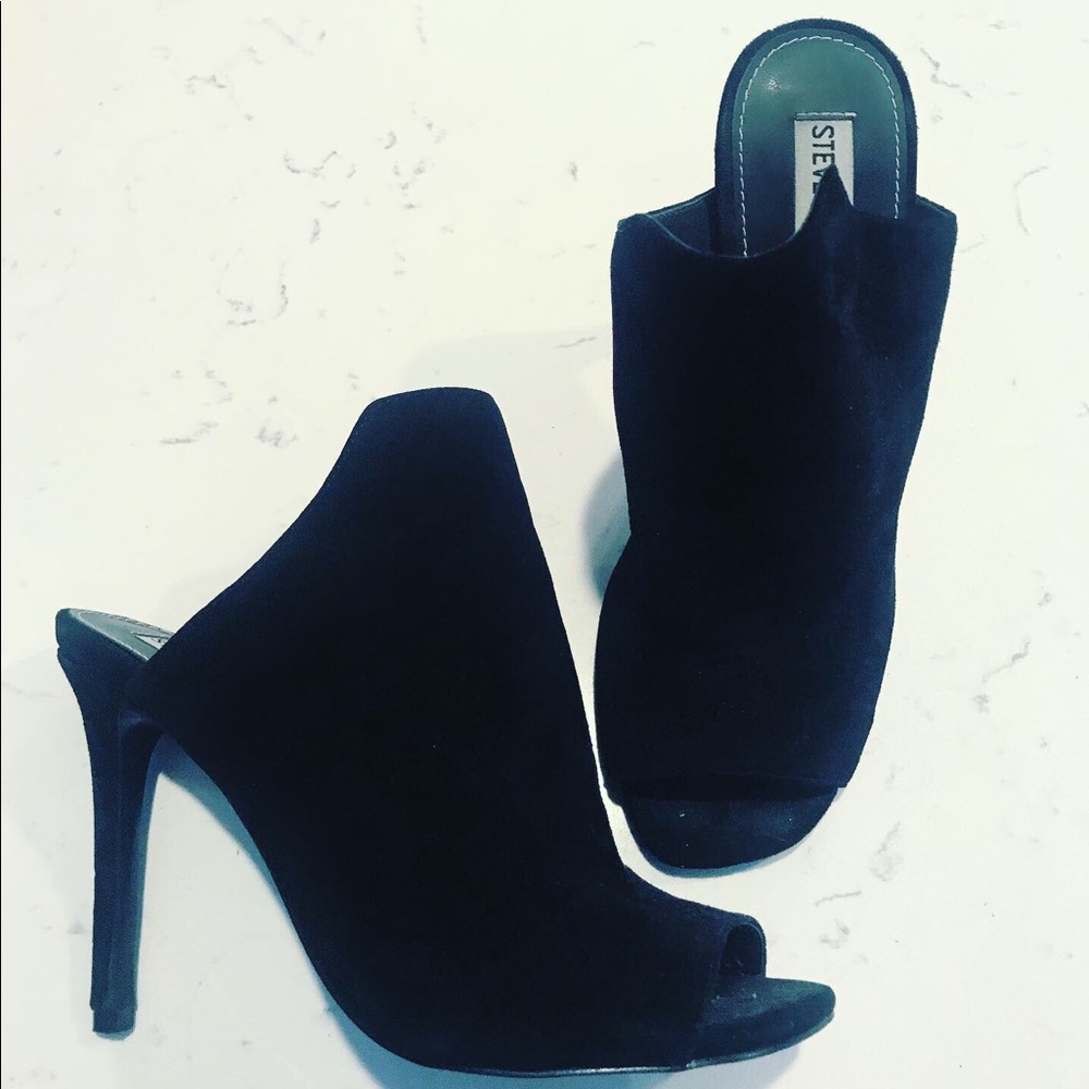 Steve Madden Black Suede Heel!